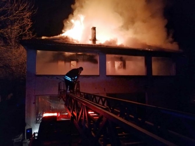 İki Katlı Ev Alevlerle Teslim Oldu