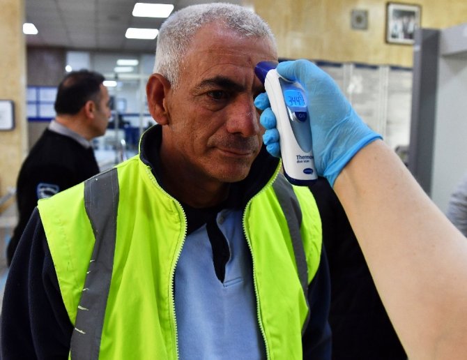 İzmir’de Koronavirüse Karşı Ateş Ölçerli Önlem