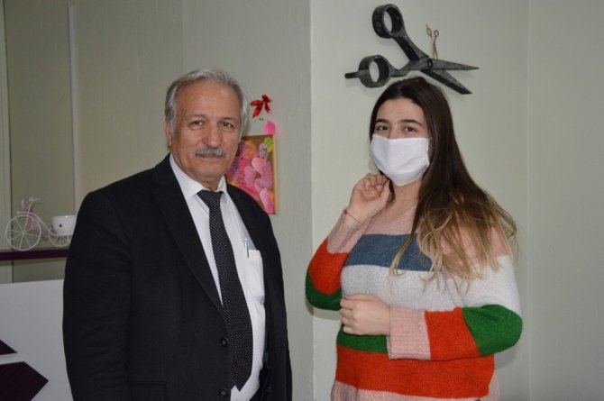 Manisalı Berber Ve Kuaförlere Maske Dağıtıldı