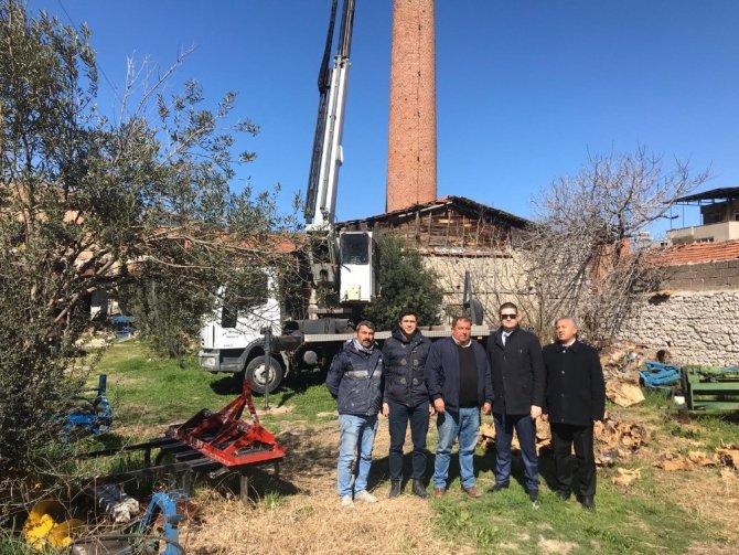 Kırkağaç’ta Tehlike Oluşturan Baca Yıkıldı