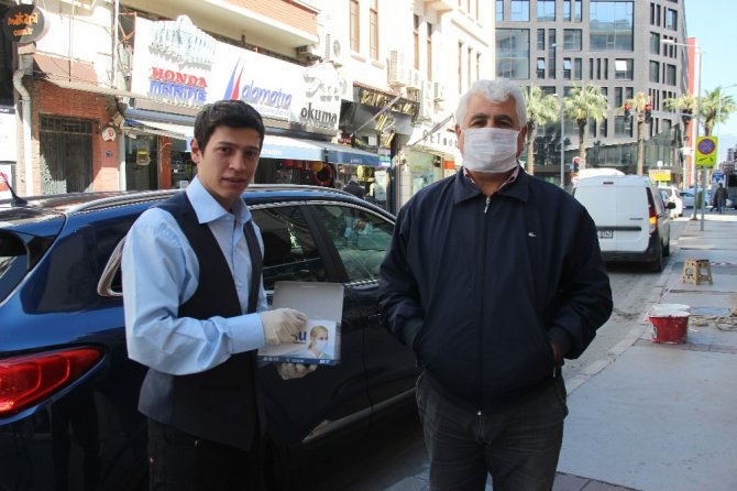 Fırsatçılara İnat Bedava Maske Dağıtıyor