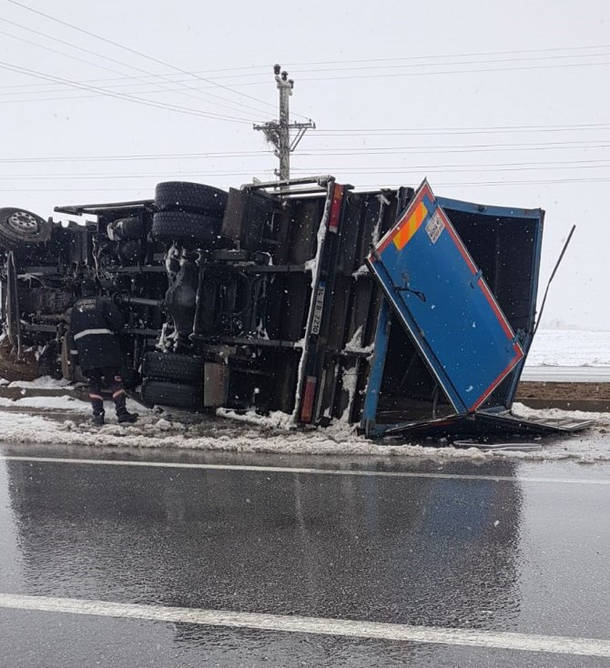 Kontrolden Çıkan Kamyon Yola Devrildi