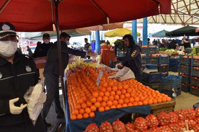 Yunusemre’den Pazarcı Esnafına Maske Ve Eldiven