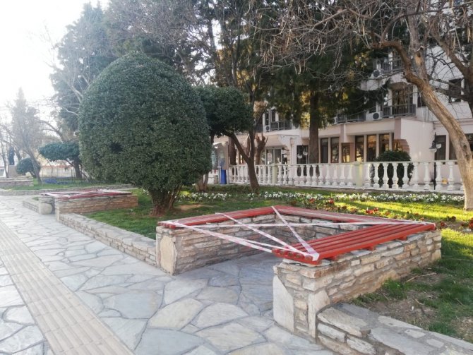 Menteşe’de Banklara Emniyet Şeridi Çekildi