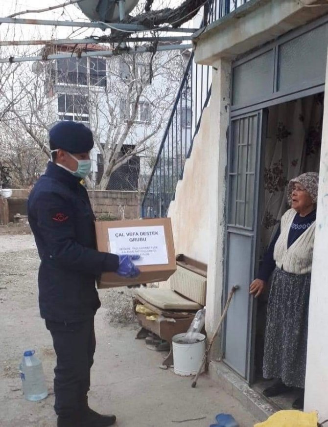 Yaşlı Vatandaşlara Gıda Kolilerini Jandarma Ekipleri Ulaştırdı