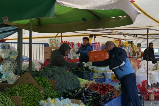 Çiğli’de Zabıta Ekiplerinden Pazar Yerlerine Eldiven Dağıtımı