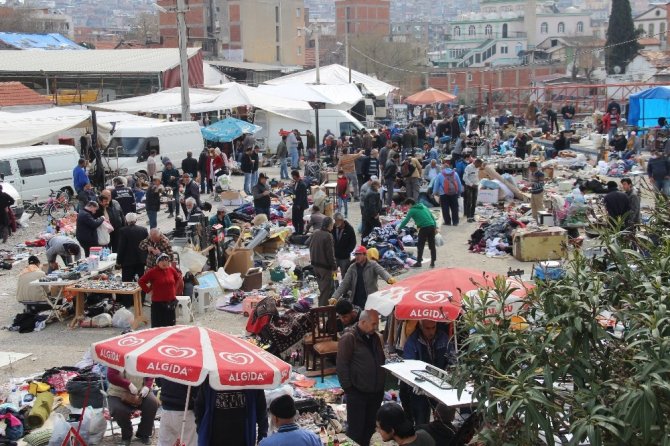 İzmir’de Yaşlılar Yasağa Rağmen Pazarlara Çıktı