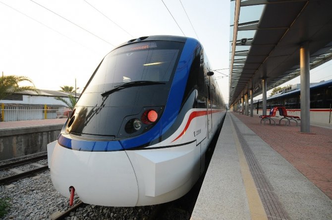 İzmir’de Toplu Taşıma Kullanımı Hafta Sonu Yüzde 77 Azaldı