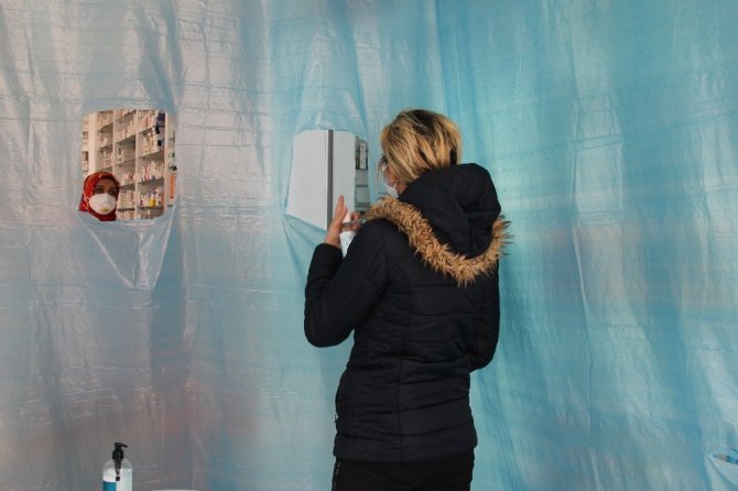 İzmir’de Eczanede Brandalı Korona Virüs Önlemi