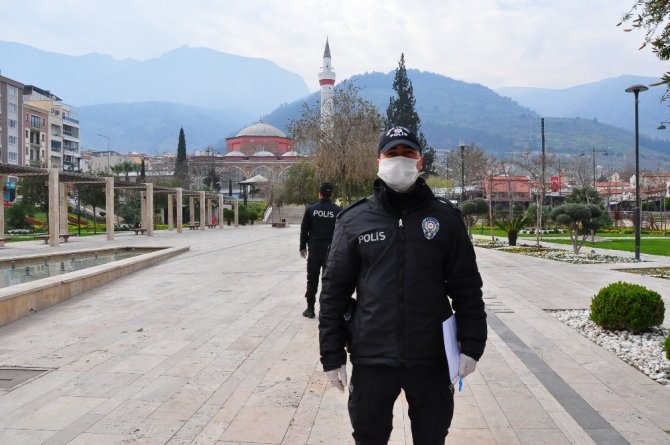 Manisa’daki Parklarda Polis Nöbeti