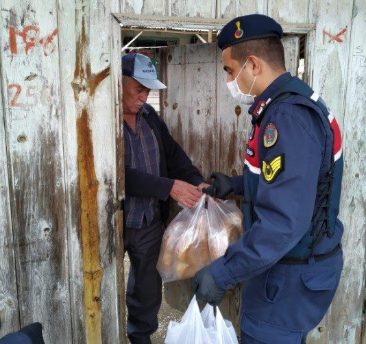 Jandarma 65 Yaş Üstü Vatandaşlara Yardım Götürdü