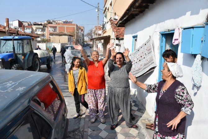 Akhisar’da Dezenfekte Ve Yıkama Çalışmaları Aralıksız Devam Ediyor
