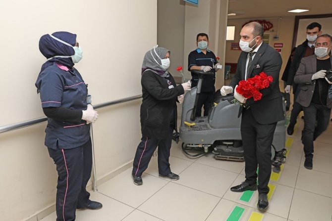 Sağlık Çalışanlarına Kırmızı Karanfil