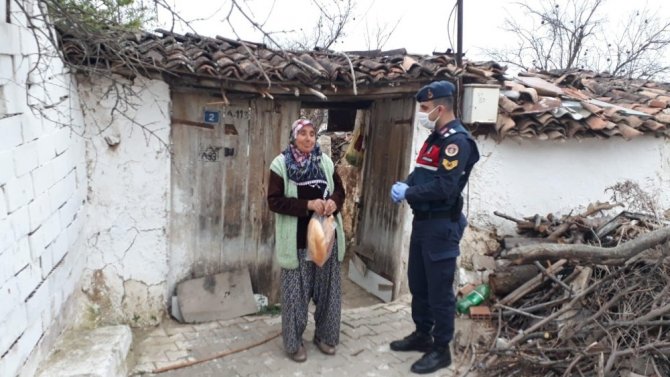 Evden Çıkamayan Vatandaşlara Jandarmadan Destek