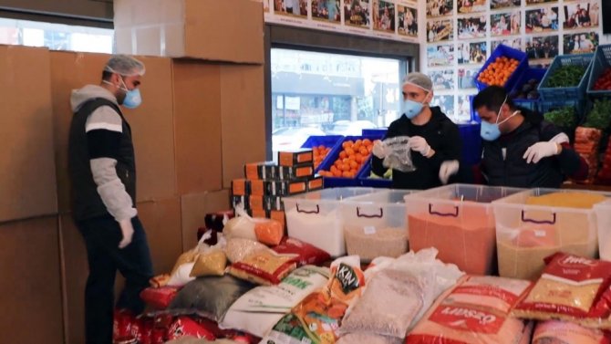 Czn Burak, Dışarıya Çıkamayan Yüzlerce Yaşlı Vatandaşa Yardım Kolisi Dağıttı