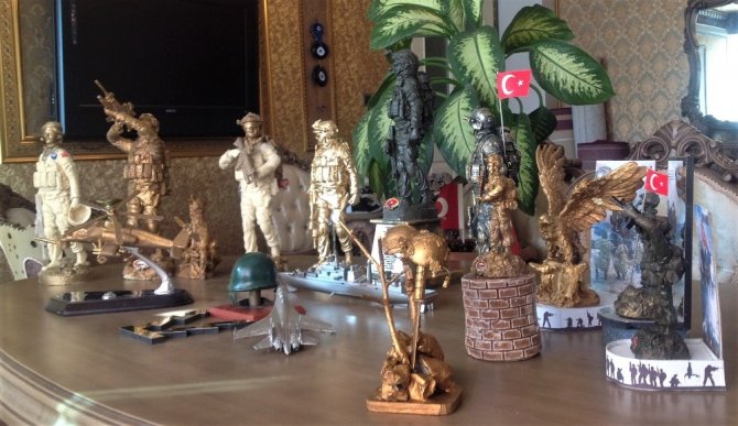 Korona Virüsü Salgını Sebebiyle Kaldığı Evinde 54 Biblo Heykel Yaptı