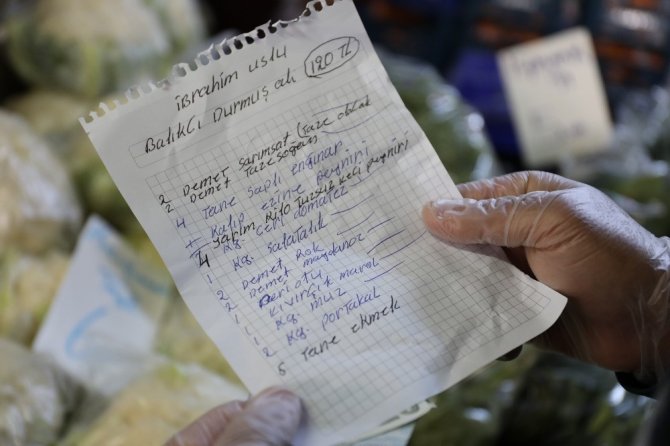 Yabancılar Yaşlı Türk Komşuları İçin Alışveriş Yaptı