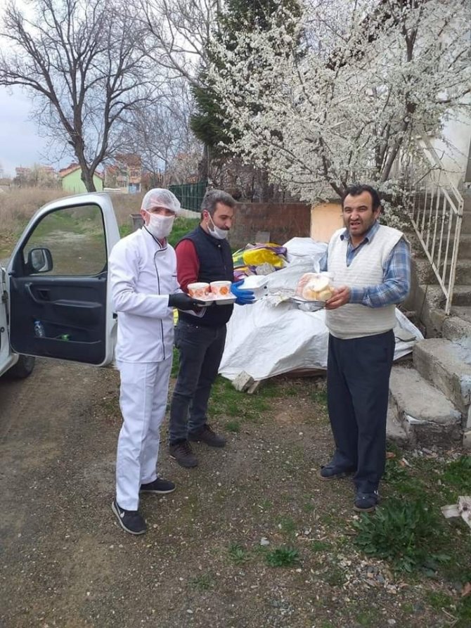 Banaz’da Sokağa Çıkma Kısıtlaması Olan Vatandaşlara Yemek Desteği