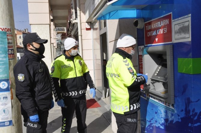 Evinden Çıkamayan Yaşlının Emekli Maaşını Çekip İş Yerine Taksitini De Ödeyerek Kalanını Teslim Ettiler