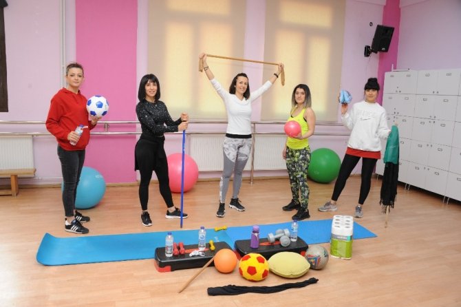 Virüsten Korunmak İçin Evde Su Şişesi Ve Pas Pas İle Spor