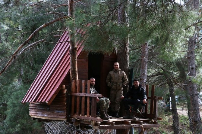 Korona Virüsünden Ağaç Tepesine Yaptıkları Evde Korunuyorlar