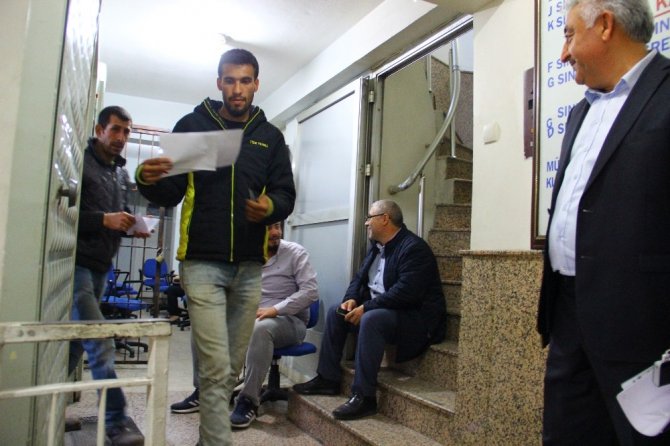 Noterler Virüs Nedeniyle Nöbetleşe Çalışınca, Vatandaş Saatlerce İşlem Sırası Bekliyor