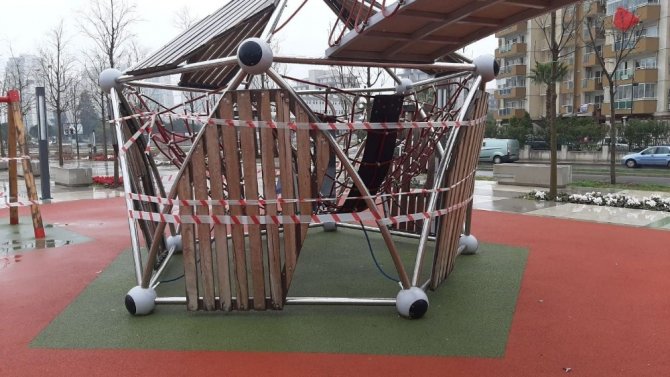 Park Bahçe Ve Sahiller Issız Kaldı