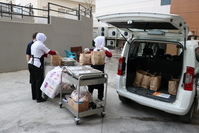 Manisalı Sağlıkçılara Moral Yemeği