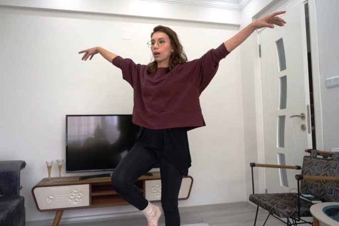 Evde Kalanlara Sosyal Medyadan Harmandalı Öğretiyor