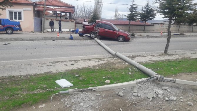 Şuhut’ta Otomobil İle Çekici Çarpıştı