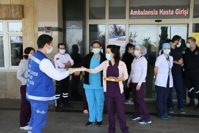 Büyükşehirden Korona Virüsle Mücadele Edenlere Baklava İkramı