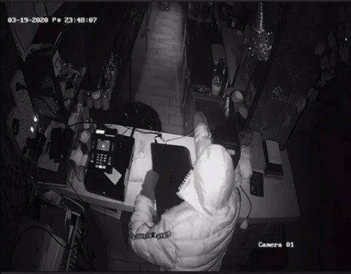 Korona Virüsü Fırsat Bildiler, Kafeyi Soydular