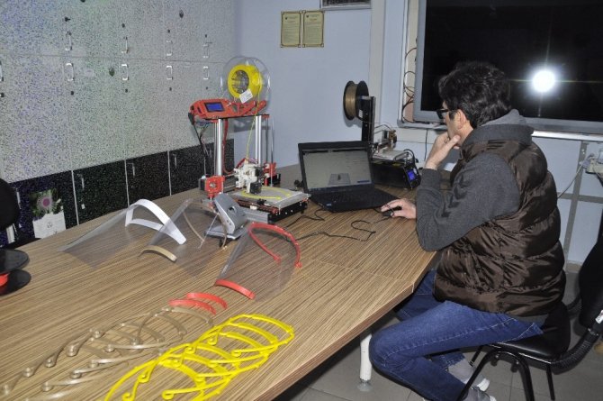 Şuhut’taki Öğretmenler Sağlık Çalışanları İçin Siper Maske Üretiyor