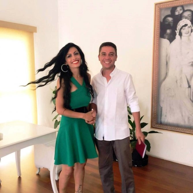 Eşini Silahla Yaralayıp İntihar Etti