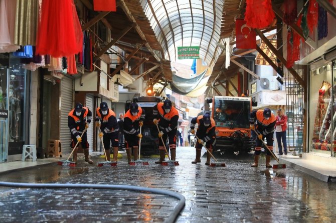 Tarihi Kaleiçi Çarşısı Sabunlu Suyla Yıkandı