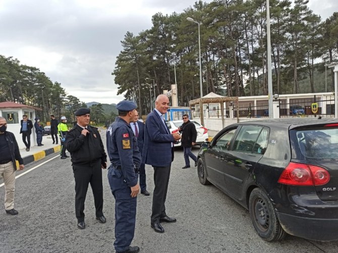 Marmaris Kaymakamı Ertuğ Şevket Aksoy, Çetibeli Kontrol Noktasını Ziyaret Etti