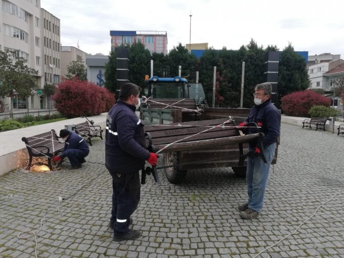 Salihli’de Meydanlardaki Banklar Söküldü
