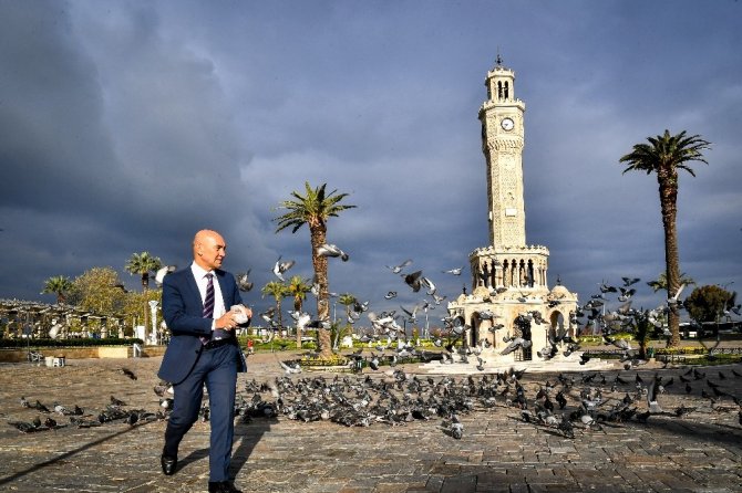 Başkan Soyer, Kuşları Elleriyle Besledi