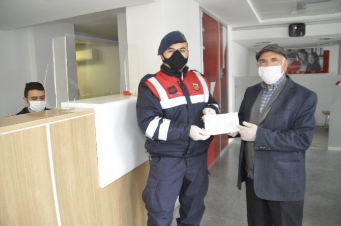 Emekli Maaşının Hepsini ’’Biz Bize Yeteriz Türkiye’m’’ Kampanyasına Bağışladı