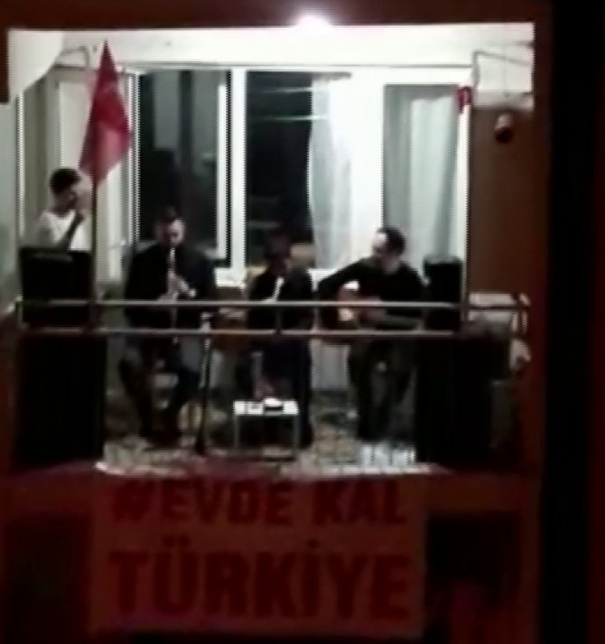 Balkona Orkestra Sistemi Kurdular, Doyasıya Eğlendiler