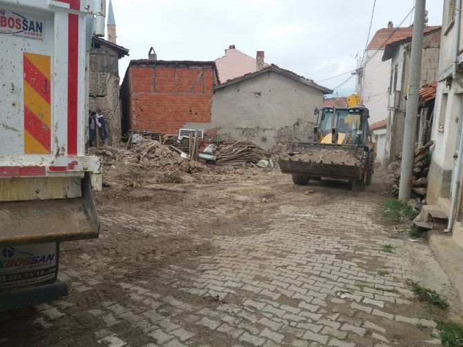 Emet’te Metruk Binalar Yıkılıyor