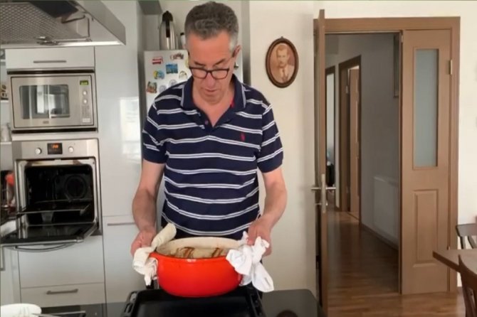 Başkan Arda, ‘Evde Kal’ Çağrısına Uydu, Evde Ekmek Yaptı