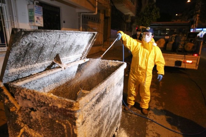 Buca’da Her Gece Konteynerler Temizleniyor