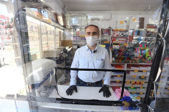 Korona Virüse Karşı Dükkânına Özel Steril Müşteri Bölmesi Yaptı