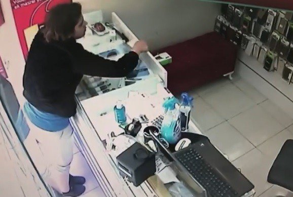 Sokağa Çıkması Yasak Olan Çocuk Hırsızlık Yaparken Kameralara Yakalandı