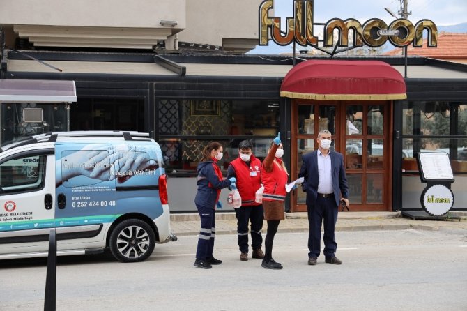 Memleketine Dönemeyen Üniversite Öğrencilerine Yemek Yardımı