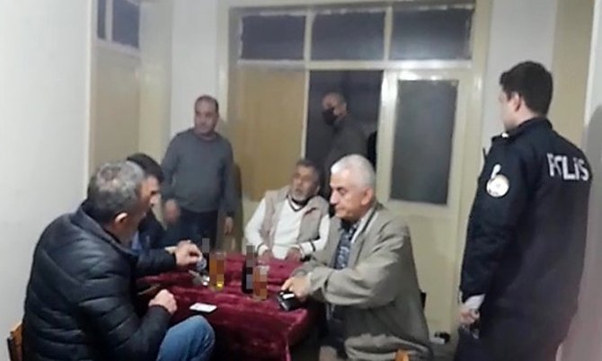 Apartman Dairesini Kahvehaneye Çeviren 13 Kişiye 40 Bin 950 Tl Ceza Kesildi