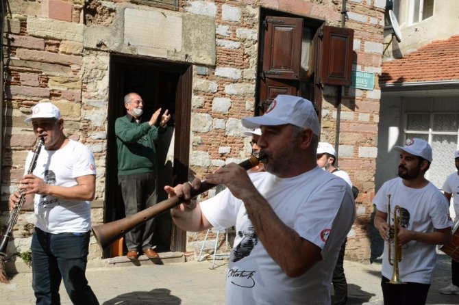 Sokağa Çıkamayan Vatandaşlara Davullu Zurnalı Moral