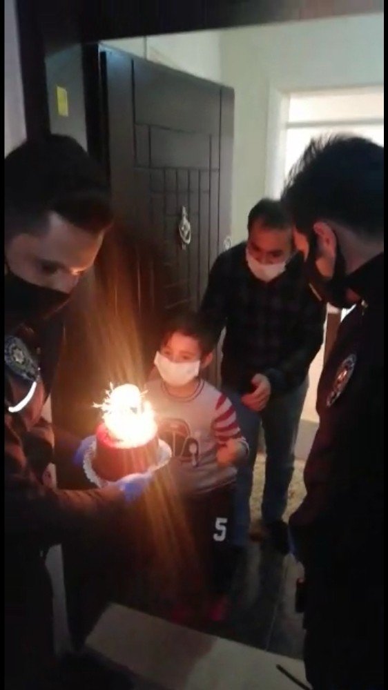 İzmir’de Polis, Küçük Çocuğa Doğum Günü Sürprizi Yaptı