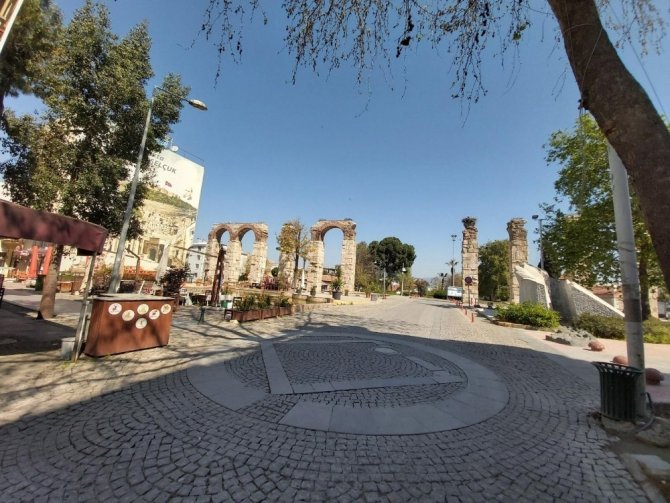 İzmir Polisinden 30 İlçede Sıkı Önlem: Sokaklar Sessizliğe Büründü